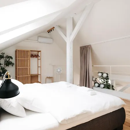 Modern Sunlit Loft With A/c In Prime Location Appartement Praag