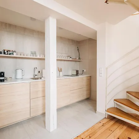 Modern Sunlit Loft With A/c In Prime Location