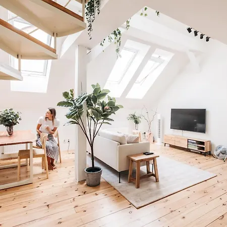 Modern Sunlit Loft With A/c In Prime Location Appartamento