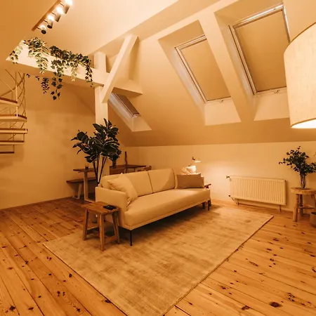 Modern Sunlit Loft With A/c In Prime Location *