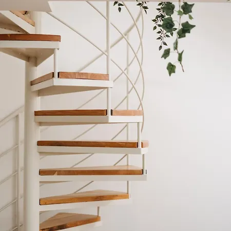 Modern Sunlit Loft With A/c In Prime Location 아파트