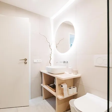 Modern Sunlit Loft With A/c In Prime Location 아파트 *