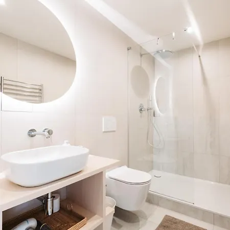 아파트 Modern Sunlit Loft With A/c In Prime Location