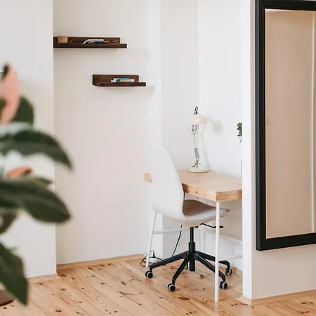 아파트 Modern Sunlit Loft With A/c In Prime Location