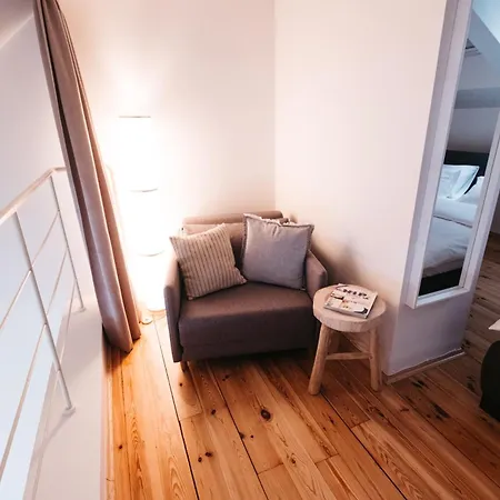 Modern Sunlit Loft With A/c In Prime Location 아파트 *