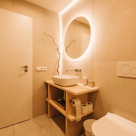 Modern Sunlit Loft With A/c In Prime Location 아파트