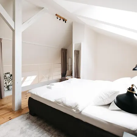 Modern Sunlit Loft With A/c In Prime Location 아파트 *