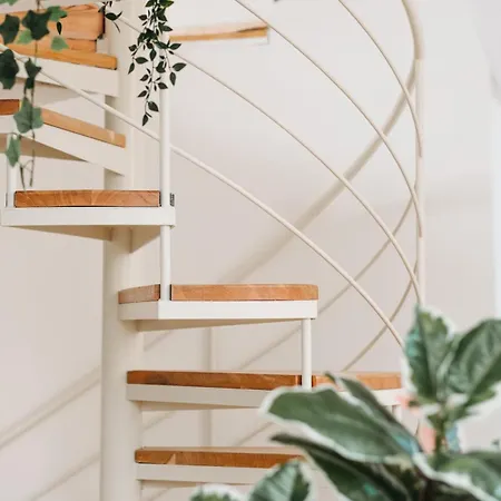 아파트 Modern Sunlit Loft With A/c In Prime Location *